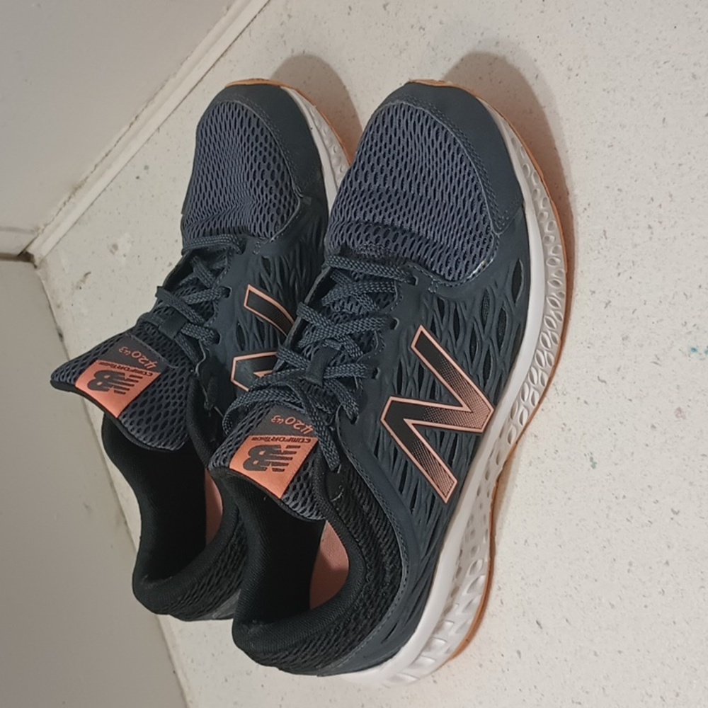 NB 420 u3 Women's Running Shoes Size 8.5